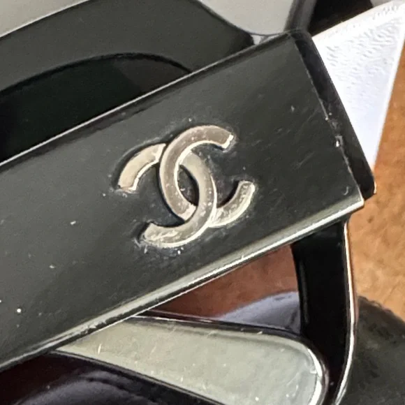 CHANEL Elegant Black Sunglasses - Picture 7 of 7
